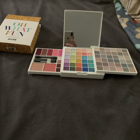 Avon eyeshadow pallet - Picture 3 of 4